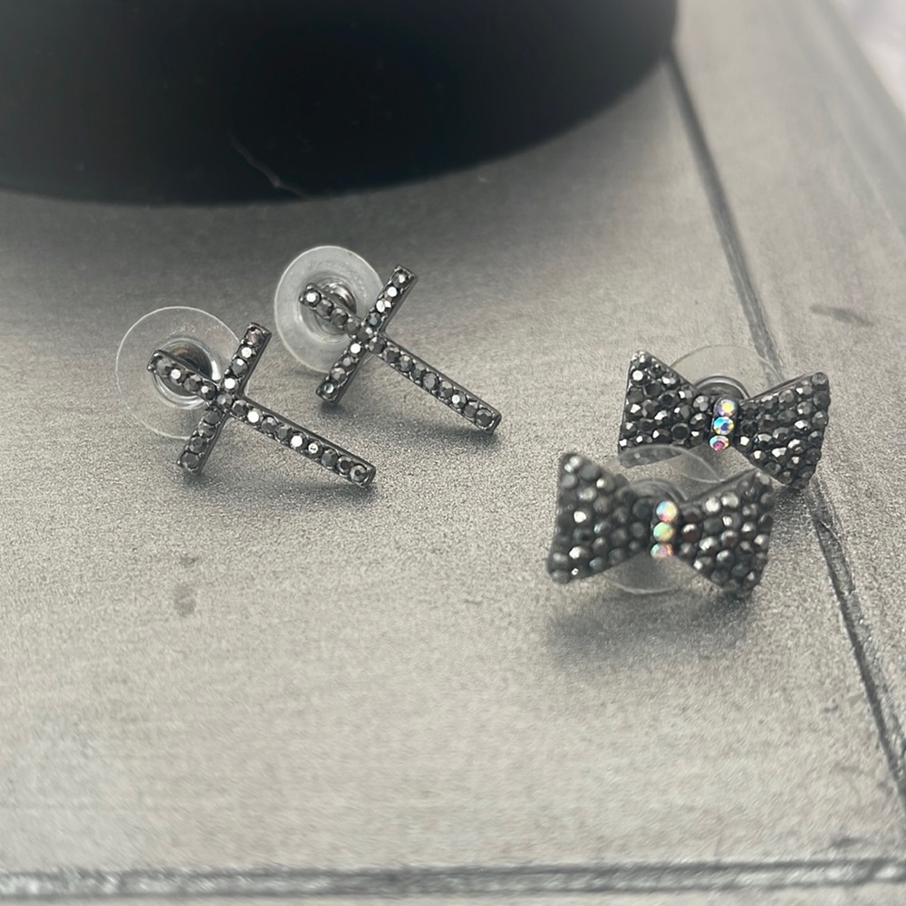 Cross and bow earrings. Black stones.